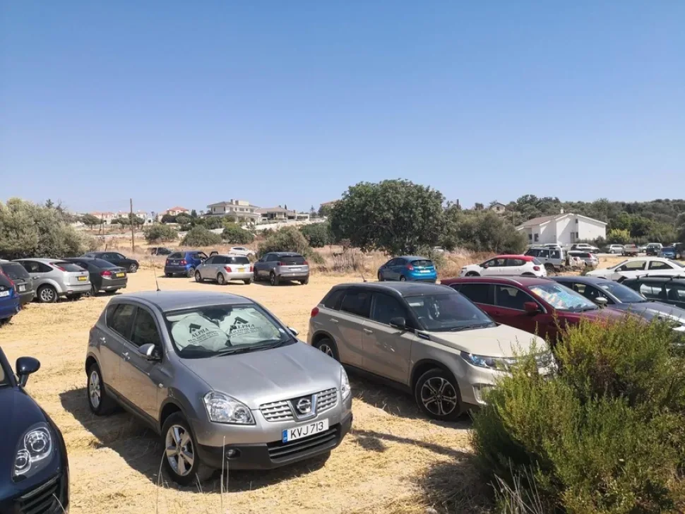 Заполненная полевая парковка автомобилей посетителей фестиваля