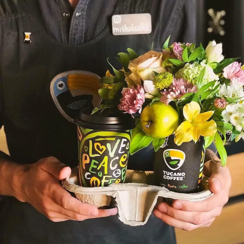 Поднос с двумя стаканчиками Tucano Coffee и декоративным букетом Поднос с двумя стаканчиками Tucano Coffee и декоративным букетом