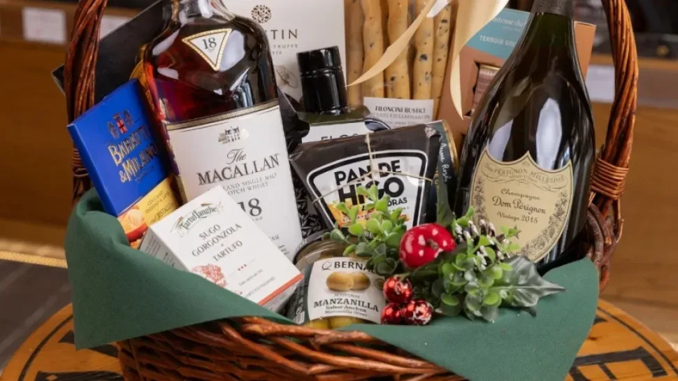Подарочная корзина Punin Wine с бутылками, деликатесами и праздничными украшениями