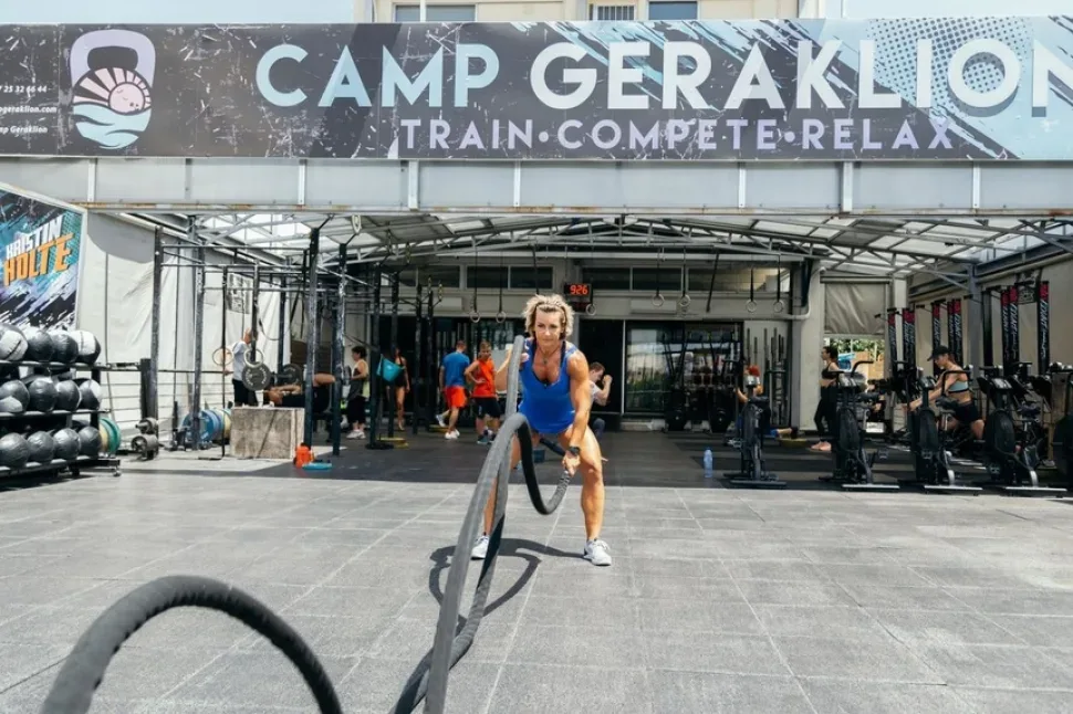 Спортивная площадка и фасад CF Geraklion с баннером Camp Geraklion для Atlant Sport Camp