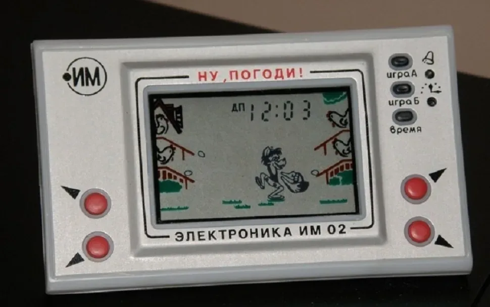 Советская электронная игра «Электроника ИМ-02» на черном фоне