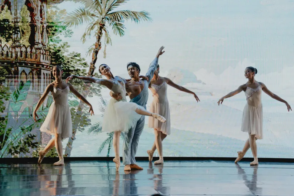 Коллектив артистов с букетами на сцене Freedom Celebrity Ballet Gala