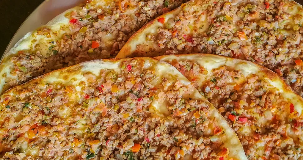 Ароматные тонкие лахмаджуны с мясной и овощной начинкой