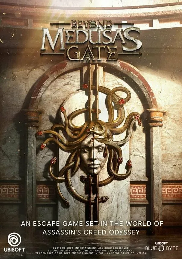Постер Beyond Medusa's Gate с изображением головы Медузы и логотипом игры из Assassin's Creed Odyssey