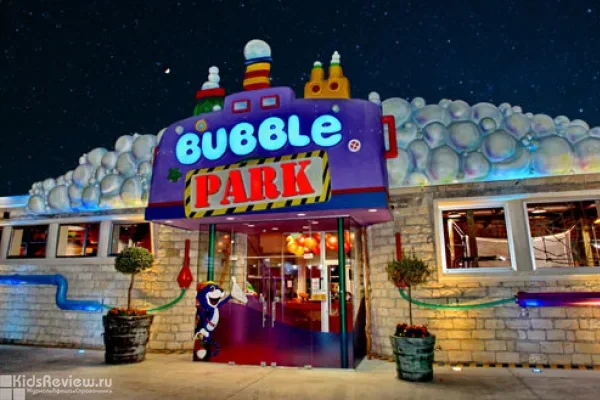 Неоновый вход и вывеска развлекательного центра Bubble Park у Лимассол Марина