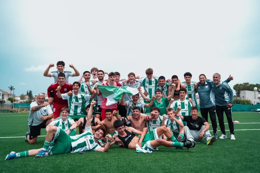 Игроки «Ариса» U17 празднуют чемпионство и ликуют на поле вместе с командой