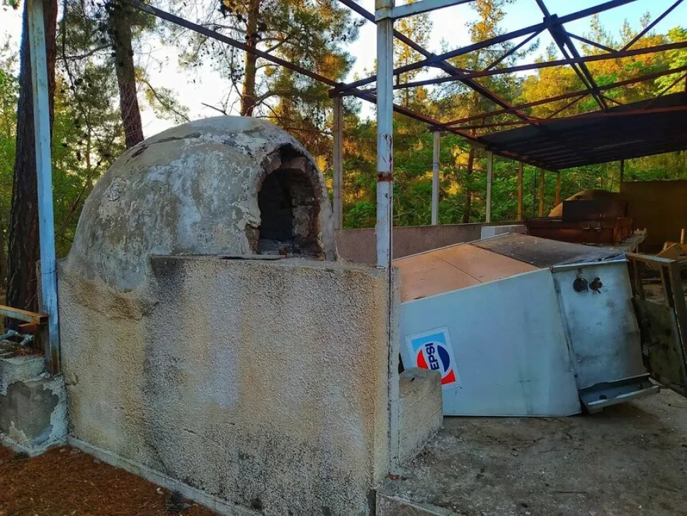 Печь на улице в заброшенном отеле