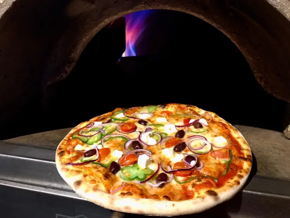 Классическая пицца Pizza Romana, приготовленная в дровяной печи