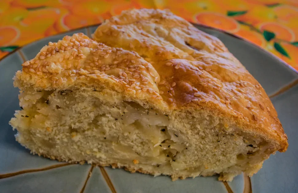 Разрезанная Халумопита, видны слои теста и сырная начинка Халлуми
