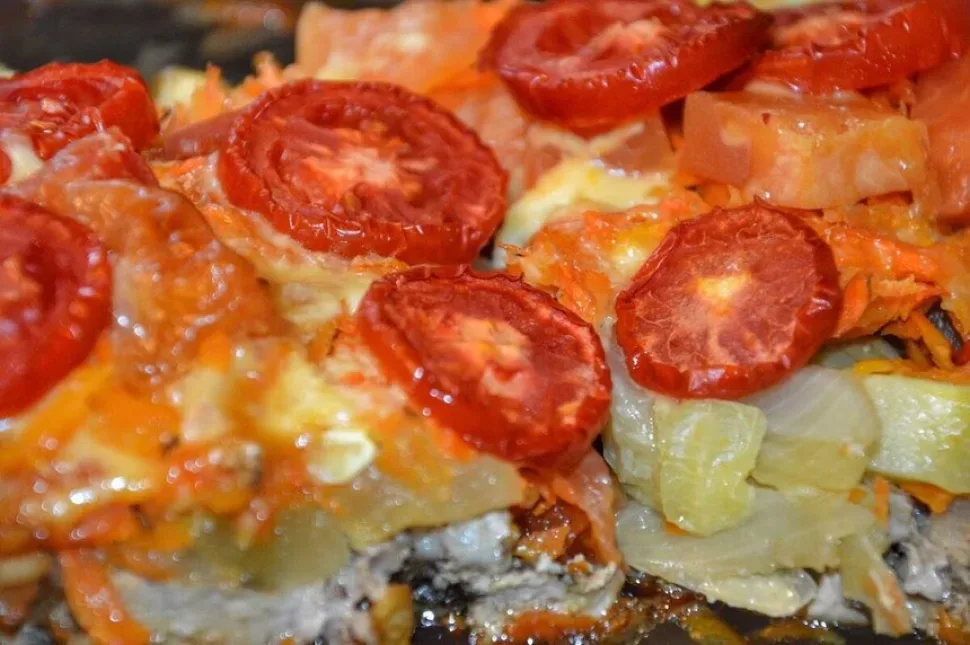 Миска с отварным длиннозёрным рисом и зеленью для гарнира