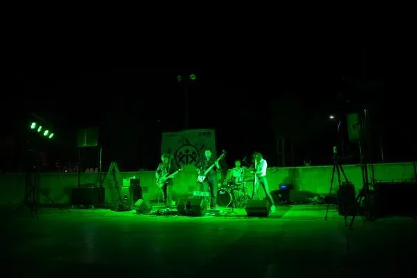 Ночное выступление The19 с зелёной подсветкой, часть «Кончилось Лето» в память о Викторе Цое