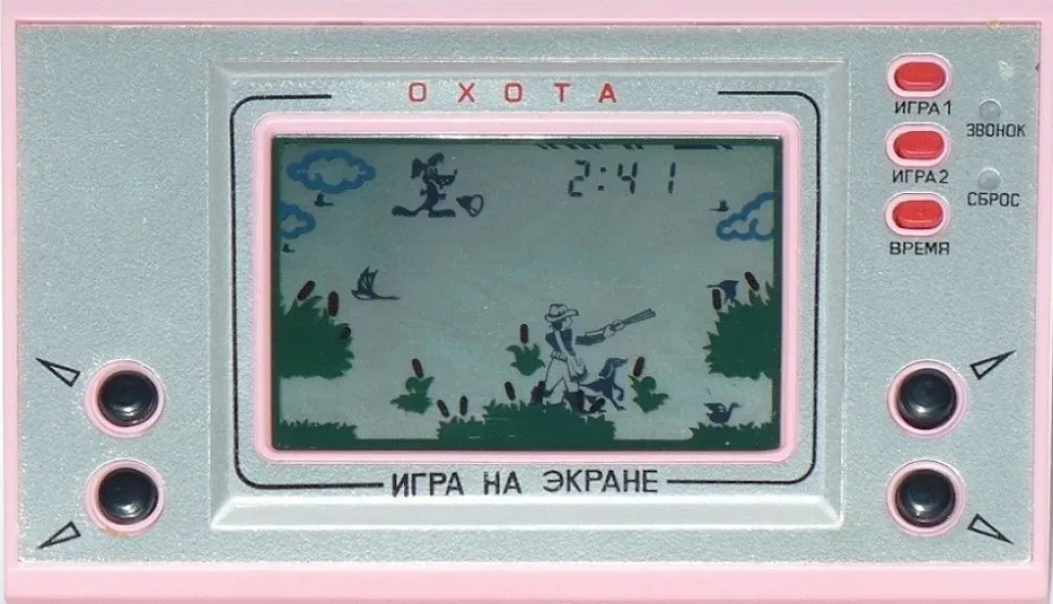 Ретроэлектронная игра с надписью и сценой охоты на экране
