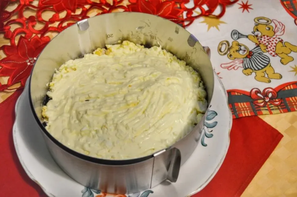 Форма с размельченными яйцами, выложенными как следующий слой салата