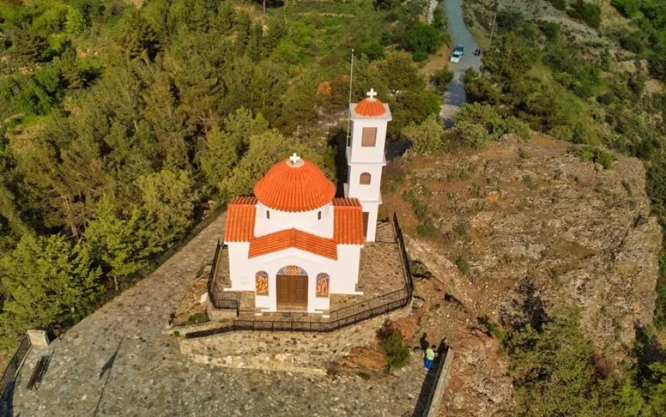 Вид сверху на небольшой крестово‑купольный храм с мозаикой