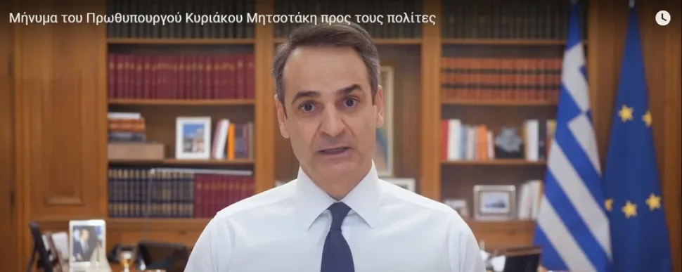 Кадр из видеоинтервью: выступающий мужчина возле микрофонов на открытом воздухе Кадр из видеоинтервью: выступающий мужчина возле микрофонов на открытом воздухе