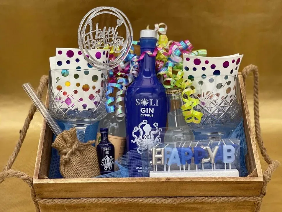 Подарочная корзина с бутылкой Soli Blue, тониками и бокалами для розыгрыша