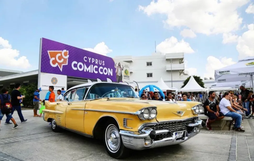 Жёлтый ретро-автомобиль на территории Cyprus Comic Con перед павильоном