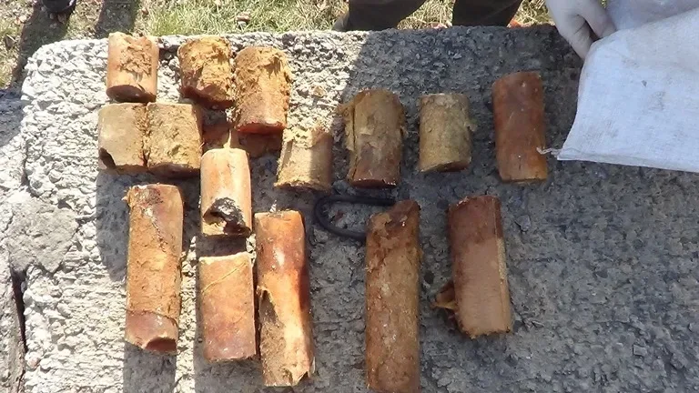 Обнаруженные куски тротила после высыпавшейся фуры под Иркутском