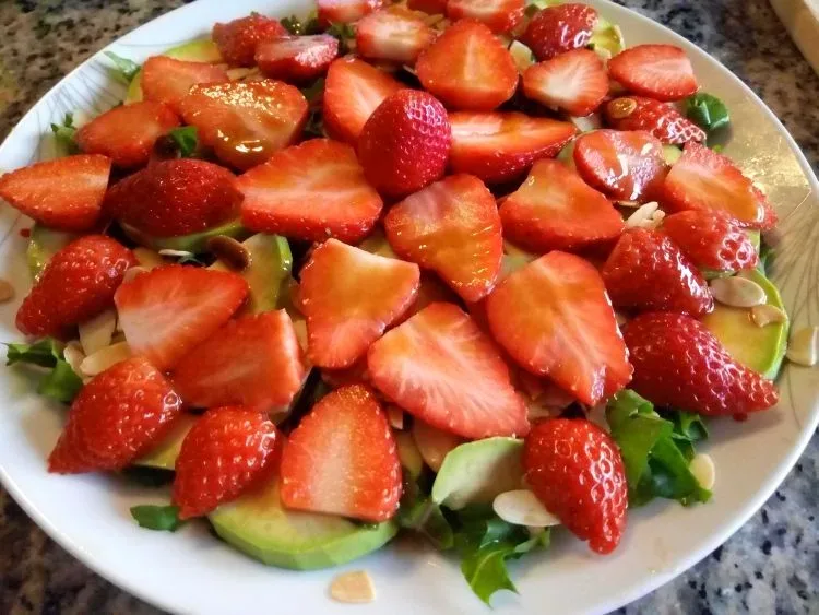 Салат с клубникой и рукколой