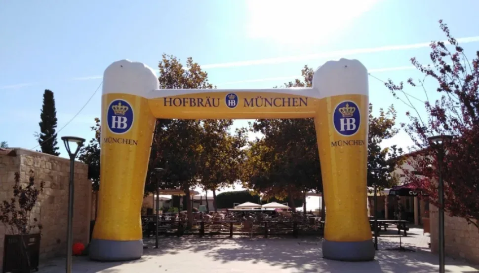 Надувной арх входа с логотипом Hofbräu München для фестиваля