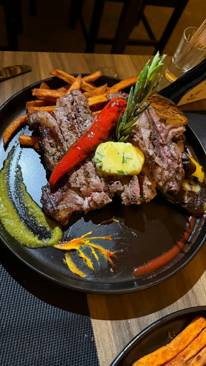Тарелка с ломтями говядины, жареным перцем и розмарином