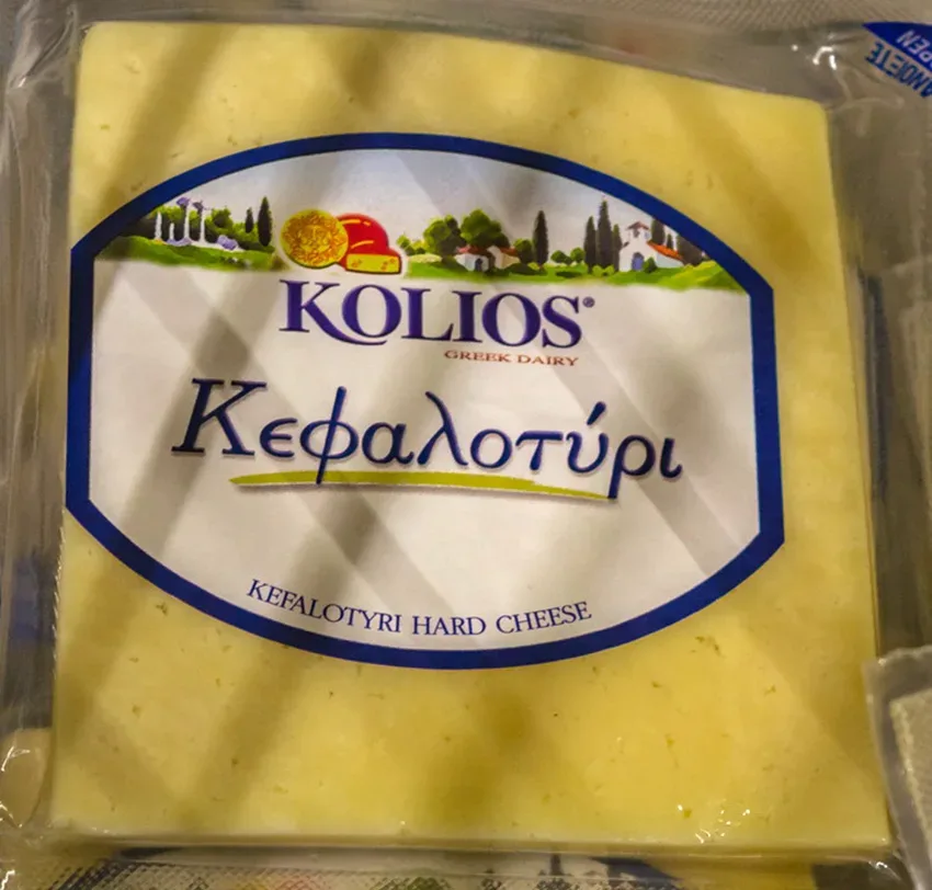 Пласт сыра Кефалотири марки Kolios с бело‑синей этикеткой