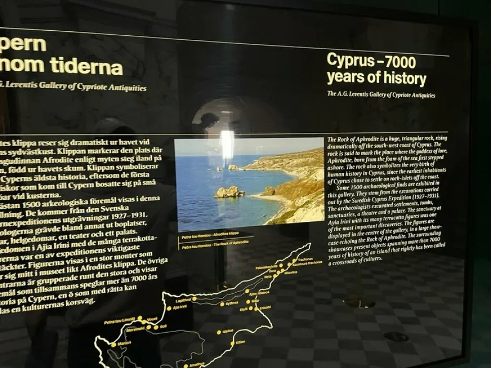 Информационная панель «Cyprus — 7000 years of history» с картой памятников