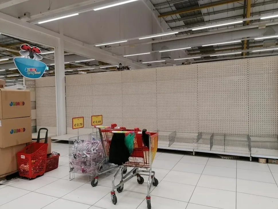Пустые полки и отдельные товарные стенды в Jumbo