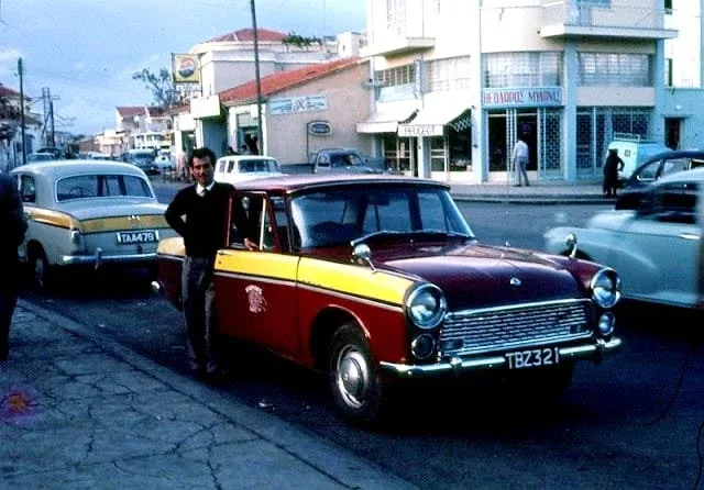 Классическое такси 1960‑х годов припарковано у городской улицы