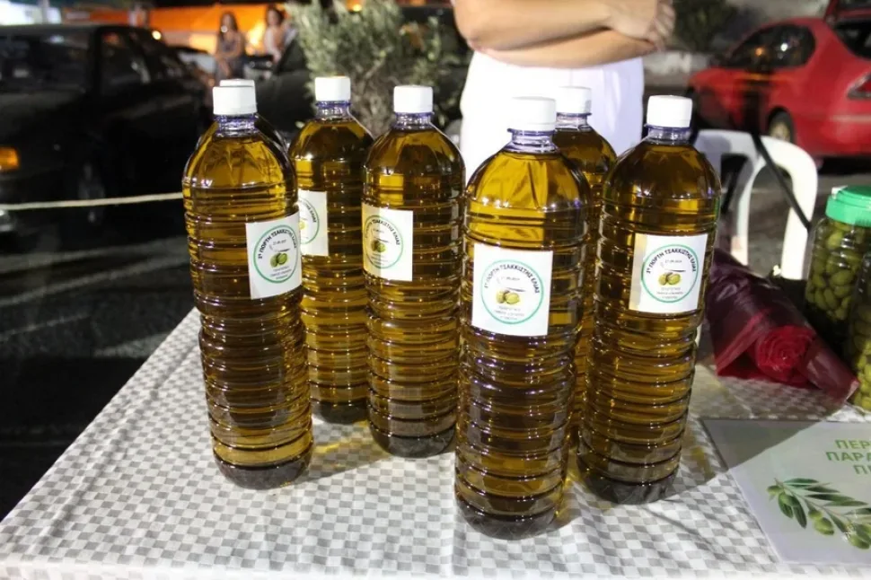 Тёмные пластиковые бутылки с оливковым маслом на столе Тёмные пластиковые бутылки с оливковым маслом на столе