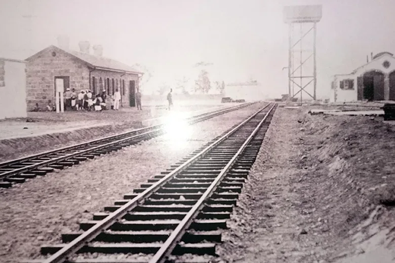 Станция Cyprus Government Railway начала XX века с железнодорожными путями Станция Cyprus Government Railway начала XX века с железнодорожными путями