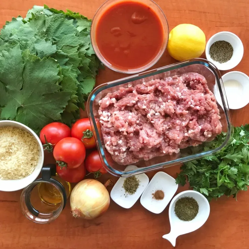Большое блюдо с выложенными купепья и тарелка с йогуртом и сельдереем