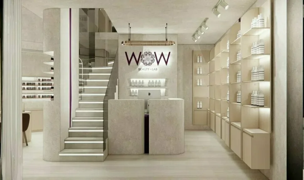 Интерьер ресепшн Wow Beauty Lab с логотипом на стене и витриной продуктов Интерьер ресепшн Wow Beauty Lab с логотипом на стене и витриной продуктов