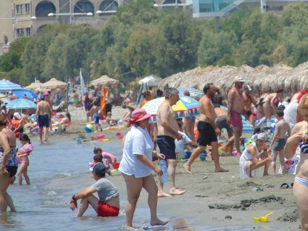 День всемирного потопа Κατακλυσμός (Катаклизмос) на пляже в Лимассоле