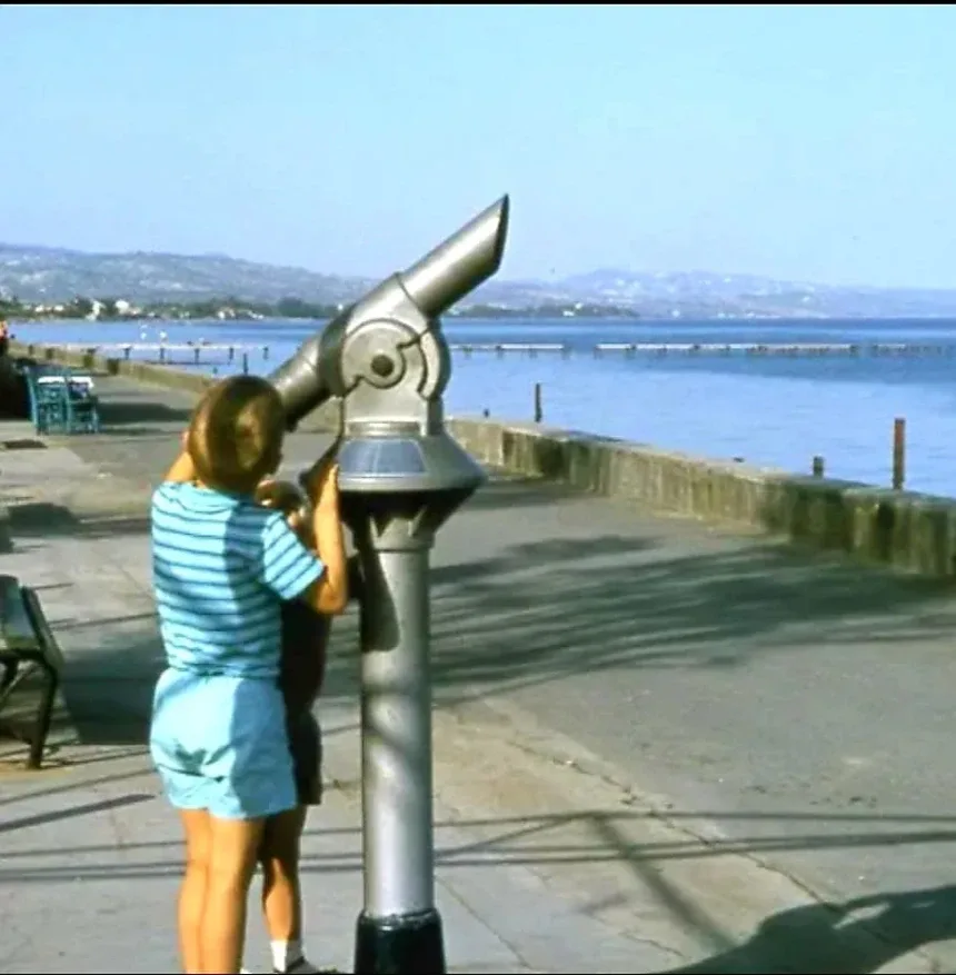 Набережная старого Молоса с биноклем и видом на море, 1970 год