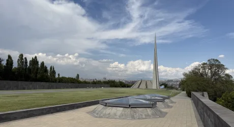 Кипрские ели на Аллее памяти мемориала Геноцида армян в Ереване