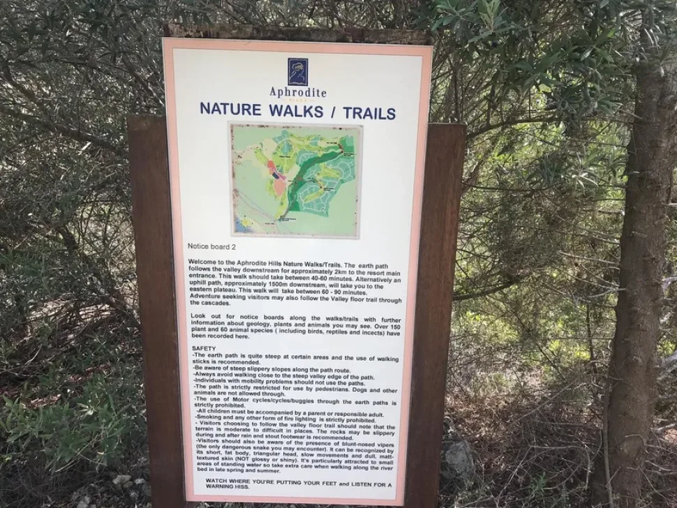 Информационный стенд Aphrodite Nature Walks с картой и правилами маршрута