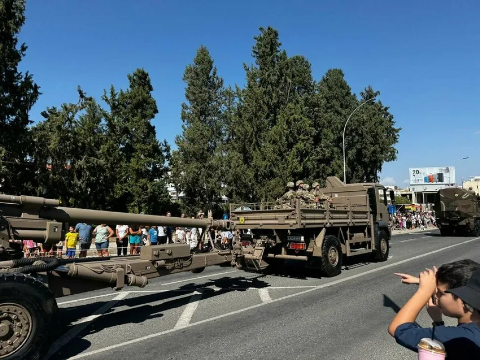 Военные на открытом грузовом автомобиле в колонне парада