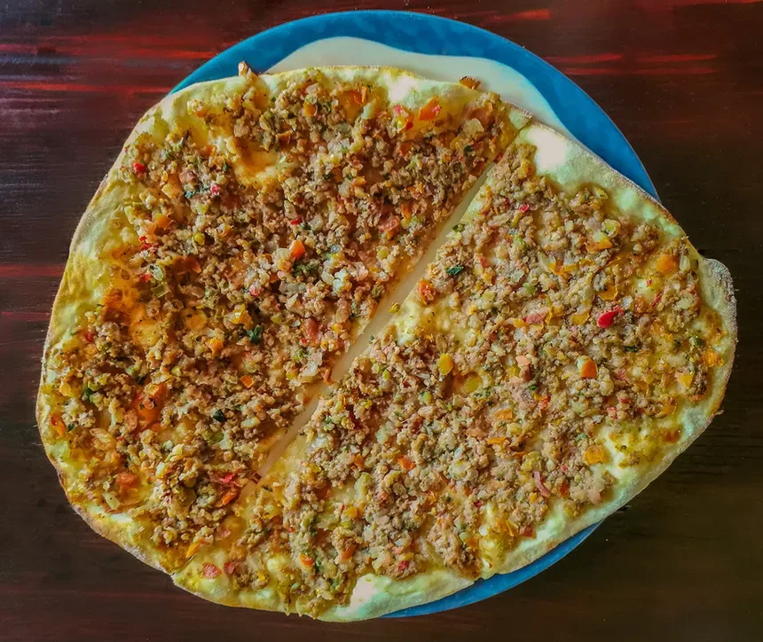 Несколько лахмаджунов с пикантным мясным фаршем и перцем