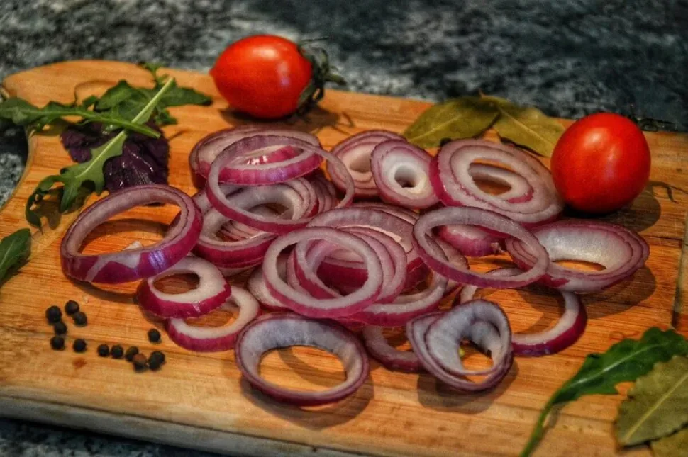 Порционная тарелка с рисом, авокадо, лососем, черри и луком