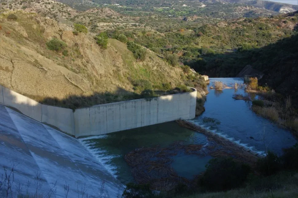 Широкая гладь воды водохранилища Калавасос на фоне горного хребта