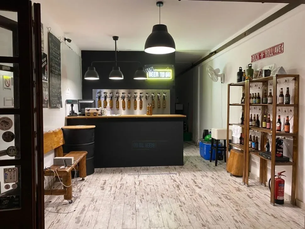 Интерьер магазина Beer to Go с рядами кегов и полками пива