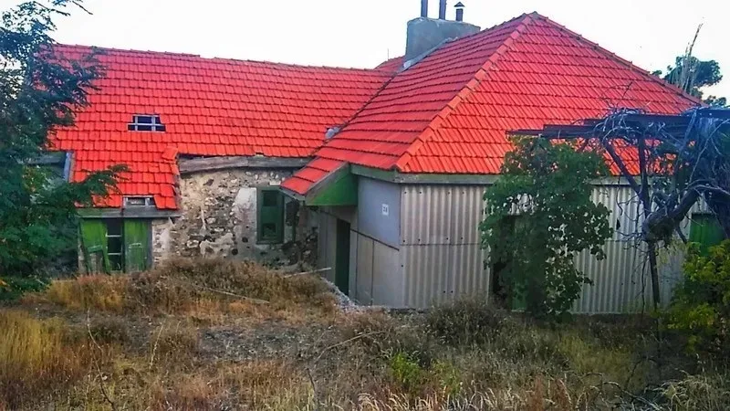 Аэрофотоснимок карьера Амиантос с зелёным озером и террасированными склонами (Google Maps) Аэрофотоснимок карьера Амиантос с зелёным озером и террасированными склонами (Google Maps)