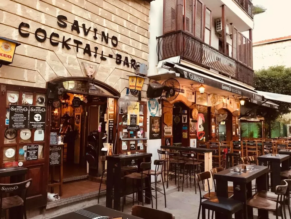 Фасад и уличная терраса Savino Rock Bar в Ларнаке
