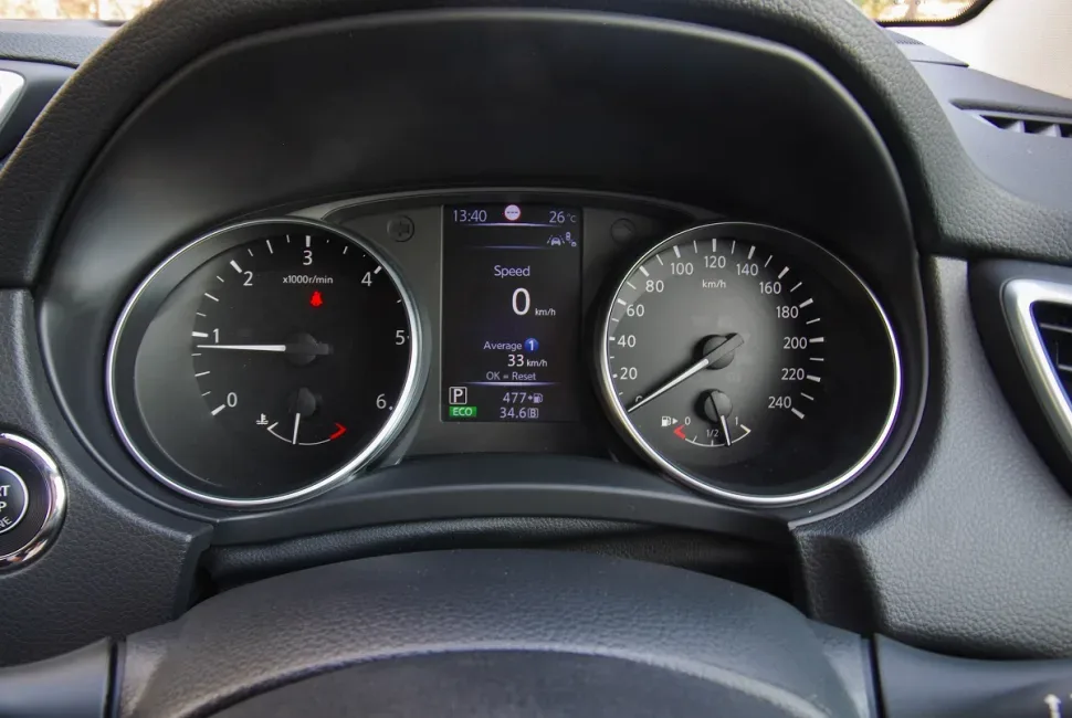 Комбинация приборов Qashqai со стрелочными спидометром и тахометром Комбинация приборов Qashqai со стрелочными спидометром и тахометром