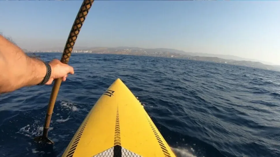 Ракурс с носа SUP‑доски при гребле по открытой морской глади