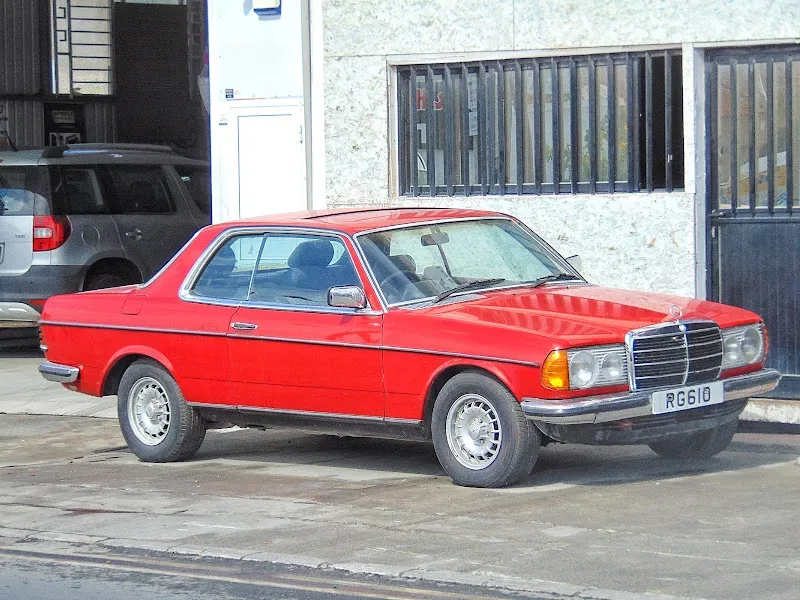 Красный классический Mercedes на кипрской улице