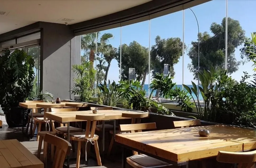 Открытая веранда и интерьер Coya Bar & Restaurant у воды