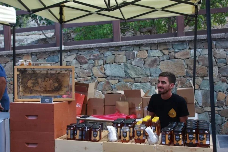 Продавцы за стендом с коробками пончиков и выпечкой на фестивале