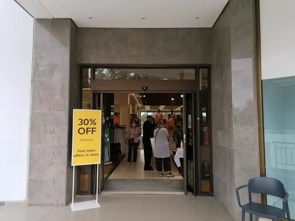 Вход в Marks&Spenser с табличкой 30% off у двери